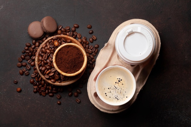 Geröstete Kaffeebohnen und gemahlener Kaffee zum Mitnehmen