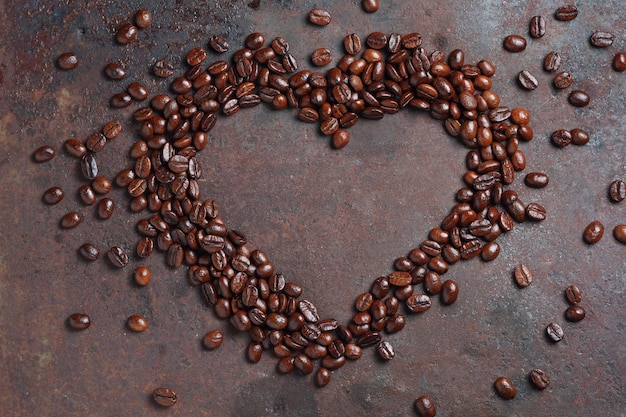 Geröstete Kaffeebohnen und Herz