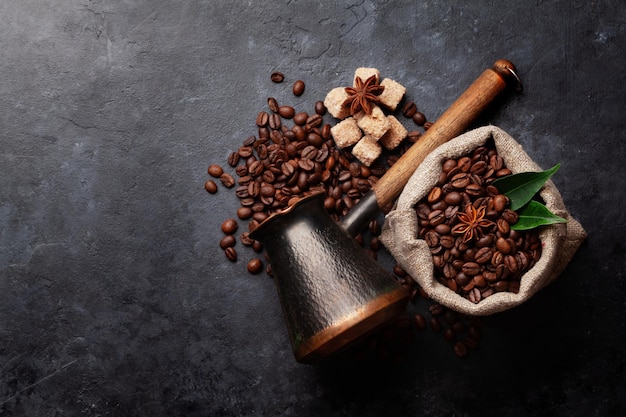 Geröstete Kaffeebohnen und türkisches Jezve