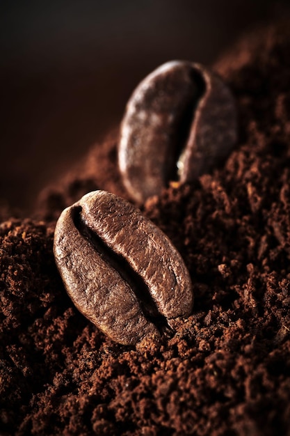 Geröstete Kaffeebohnen unterschiedlicher Art gemahlen und ganz nah herauf Hintergrund