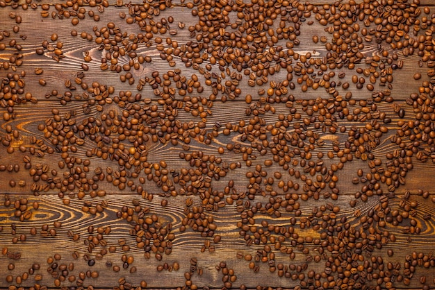 Geröstete Kaffeebohnen verteilt über Holzbrett Full Frame Hintergrund High Angle View