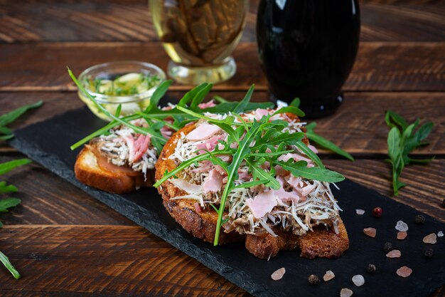 Foto geröstete sandwiches mit karamellierter zwiebel gemischt mit sahne käse und kräutern gegrilltes sandwich