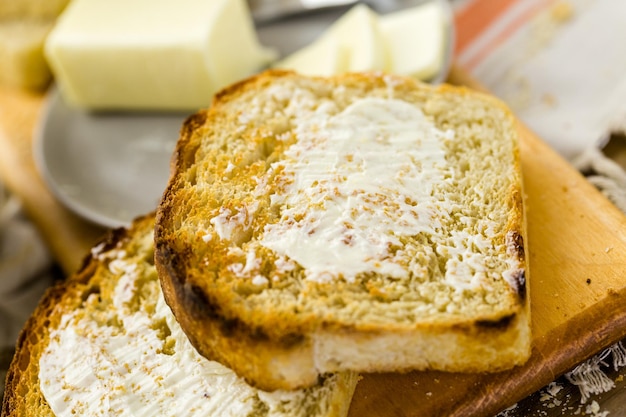 Geröstete Scheiben frisch gebackenes Sauerteigbrot mit Butter.