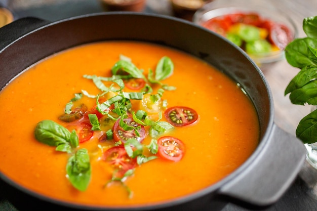 Geröstete Tomatensuppe im gusseisernen Kochtopf.