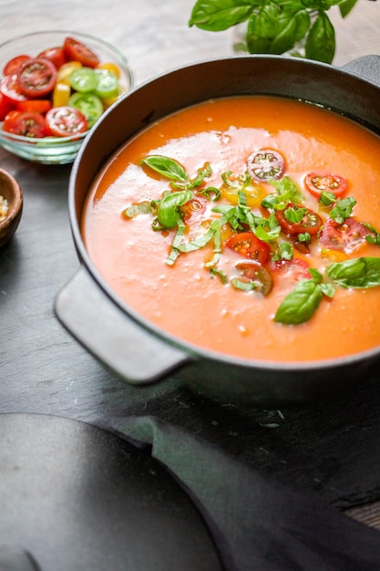 Geröstete Tomatensuppe im gusseisernen Kochtopf.