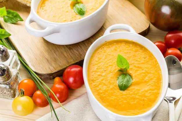 Geröstete Tomatensuppe mit Bio-Erbstücktomaten zubereitet und mit gegrilltem Käsesandwich serviert.