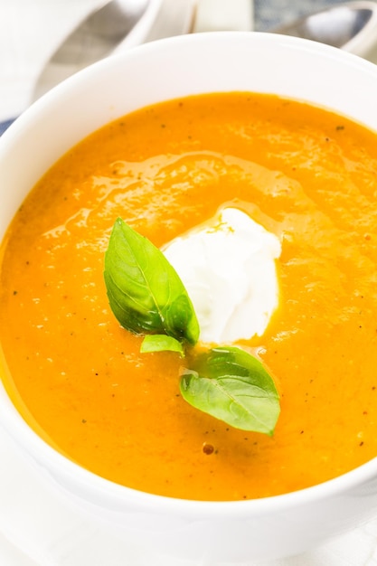 Geröstete Tomatensuppe mit Bio-Erbstücktomaten zubereitet und mit gegrilltem Käsesandwich serviert.