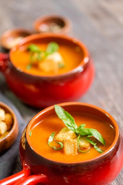 Geröstete Tomatensuppe mit frischem Basilikum und Croutons.