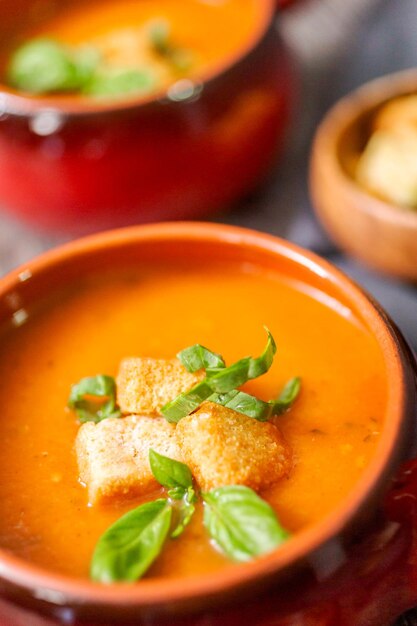 Geröstete Tomatensuppe mit frischem Basilikum und Croutons.