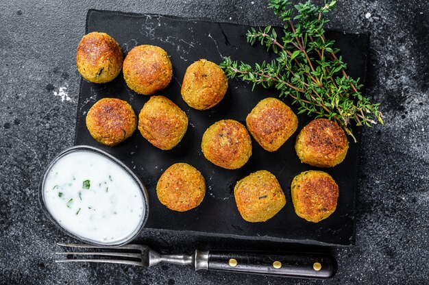 Geröstete vegetarische Falafelbällchen aus gewürzten Kichererbsen mit Knoblauch-Joghurt-Sauce