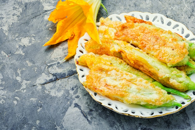 Geröstete Zucchiniblüten