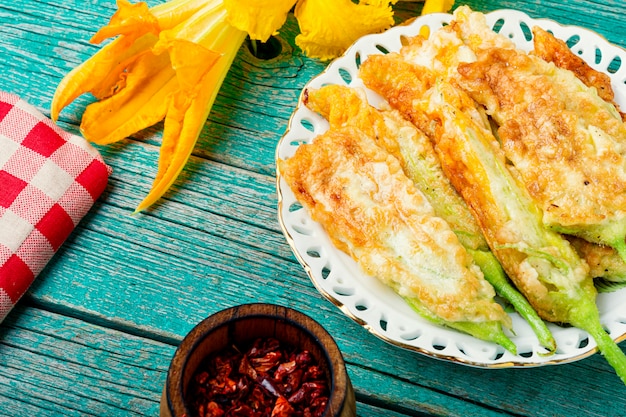 Geröstete Zucchiniblüten