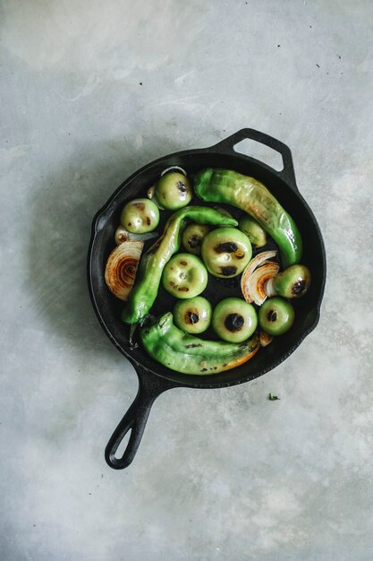 Geröstete Zutaten für eine grüne Salsa Food Fotografie Rezeptidee