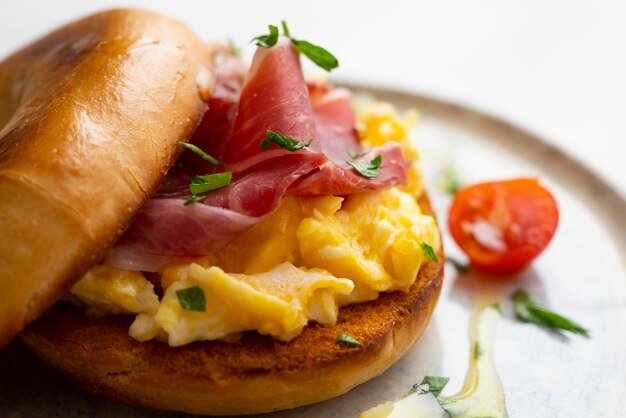 Gerösteter Bagel mit iberischem Schinken und Ei. Sehr gesundes Frühstück oder Brunch.