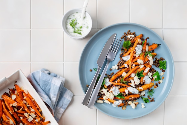 Gerösteter Karotten-Linsensalat mit Feta-Joghurt und Dill