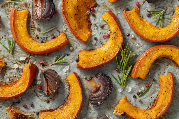 Foto gerösteter kürbis mit aromatischen kräutern