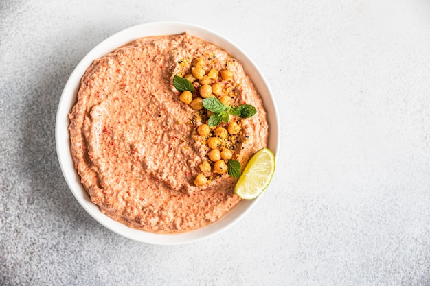 Gerösteter Paprika-Hummus mit Minze und Limette