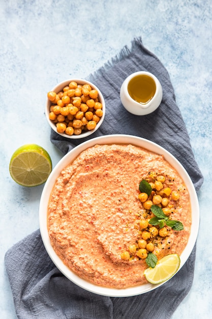 Gerösteter Paprika-Hummus mit Minze und Limette