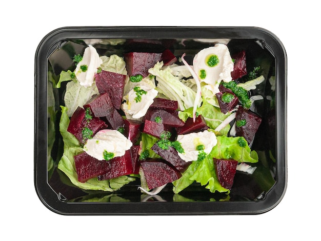 Foto gerösteter rote-bete-salat mit frischkäse und pesto-sauce in einem behälter für die lieferung von lebensmitteln ansicht von oben weißer hintergrund isoliert