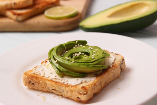 Gerösteter toast mit avocado auf einem holztisch. foto in hoher qualität