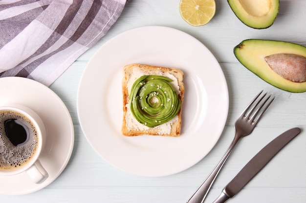 Gerösteter Toast mit Avocado auf einem Holztisch