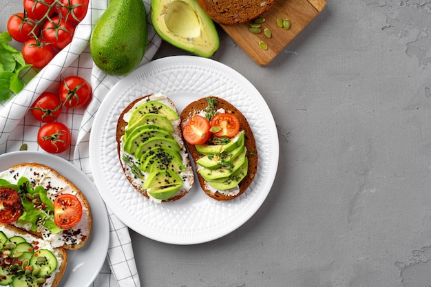 Geröstetes Avocado-Sandwich zum Frühstück, Draufsicht