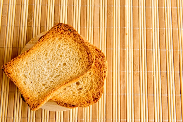 Geröstetes Brot auf dem Frühstückstisch.