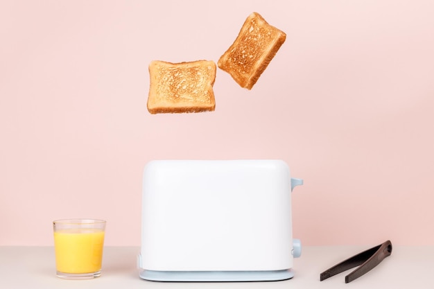 Geröstetes Brot flog aus dem weißen Toaster. Levitation Essen Flach lag