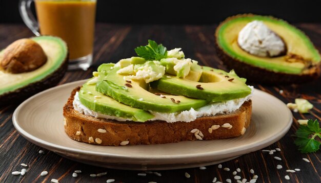 Geröstetes Brot mit Creme-Käse und Avocado auf dem Tisch köstliches Sandwich lecker Snack