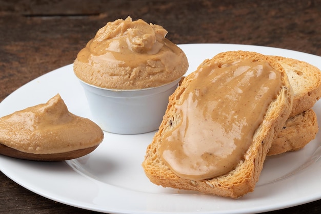 Geröstetes Brot mit Erdnussbutter auf einem Teller