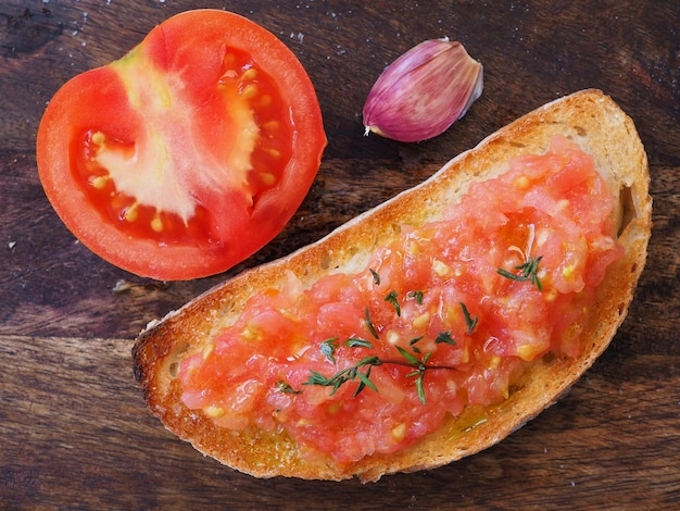 Geröstetes Brot, mit frischem Knoblauch und reifen Tomaten eingerieben und anschließend mit Olivenöl beträufelt