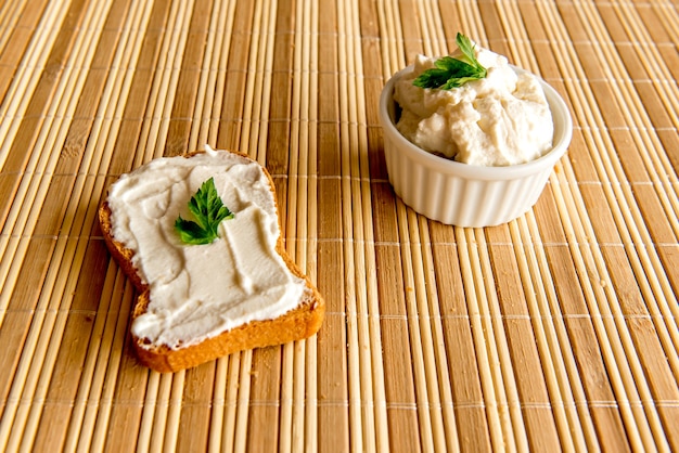 Geröstetes Brot mit Ricottacreme auf dem Frühstückstisch.