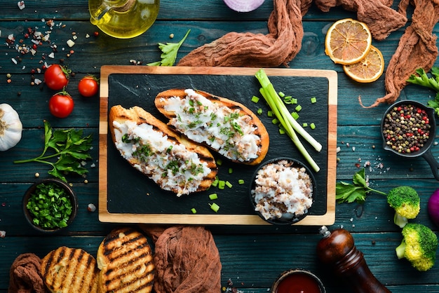 Geröstetes Brot mit Schmalz und Zwiebeln Ukrainische traditionelle Küche Draufsicht Freier Platz für Ihren Text