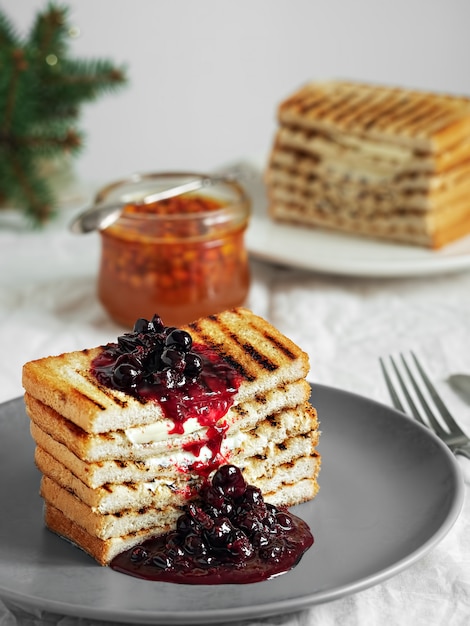 Geröstetes Brot, Toast mit Butter und hausgemachte Beerenmarmelade. Nahansicht.