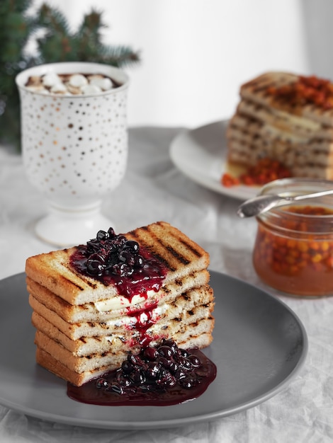 Geröstetes Brot, Toast mit Butter und hausgemachte Beerenmarmelade. Nahansicht.