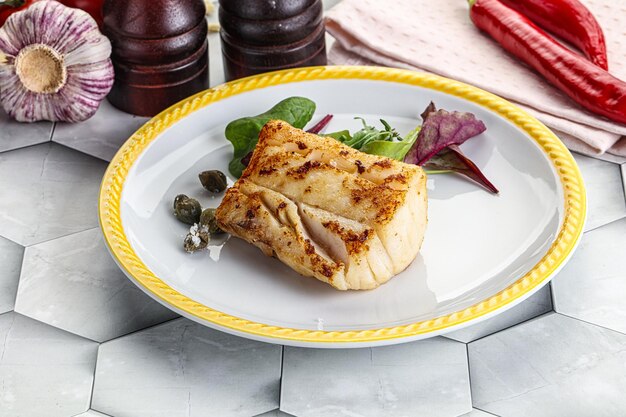 Geröstetes Kabeljau-Steak mit Salat