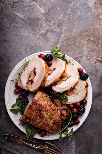 Geröstetes Schweinefilet mit Apfel und Cranberries gefüllt