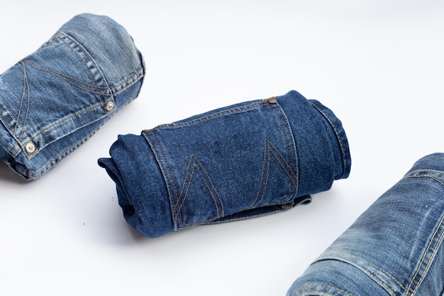 Gerollte Blue Jeans auf weißem Hintergrund