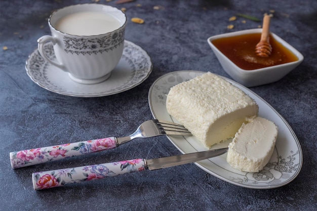 Gerollte Sahne mit Butter, Sahne für das türkische Frühstück, Kaymak-Honig und ein Glas Milch