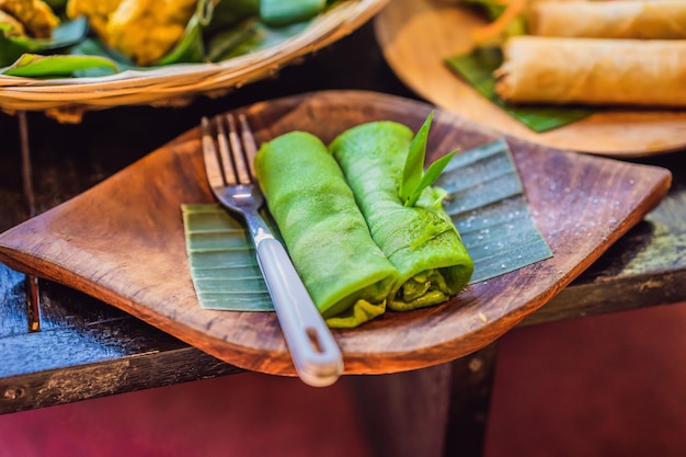 Gerollter dünner grüner Pfannkuchen Traditionelles indonesisches Essen