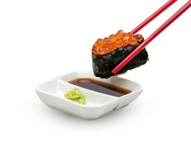 Foto gerolltes sushi aus lachs, eiern, nigiri mit roten stöcken und japanischer wasabi-sauce, isoliert auf weißem hintergrund, einschließlich schnittweg