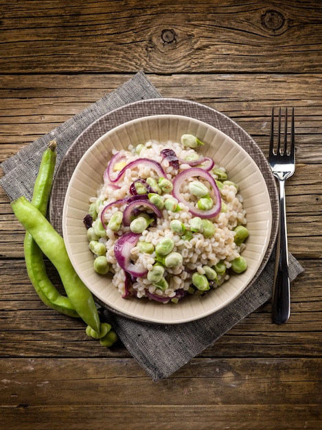 Gerstenrisotto mit breiten Bohnen und Zwiebeln vegetarisches Essen