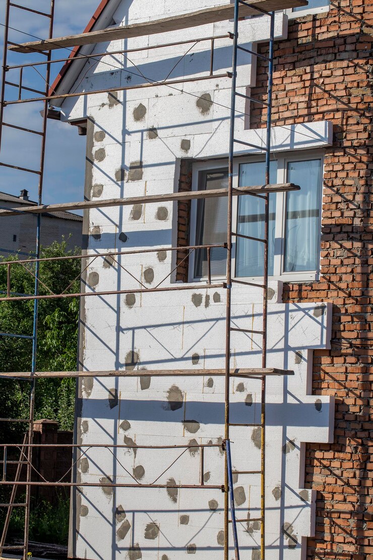 Gerüst für die Hausrenovierung Haus für die Renovierung mit dem Gerüst für Arbeiter am Bau
