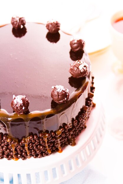 Gesalzene Karamell-Trüffel-Torte mit Schokoladenkuchen, gefüllt mit gesalzener Karamell-Mousse, überzogen mit Schokolade.