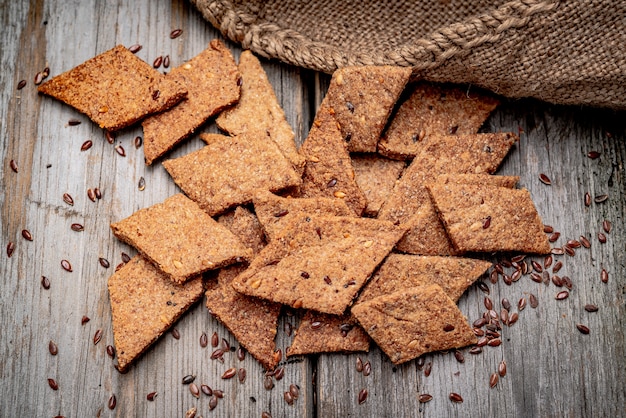 Gesalzene knusprige Cracker mit Sesam und Sonnenblumenkernen