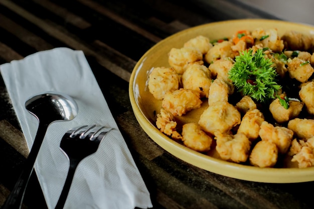 Gesalzene Tofu-Snacks werden auf Hoteltellern serviert. Herzhaft und köstlich