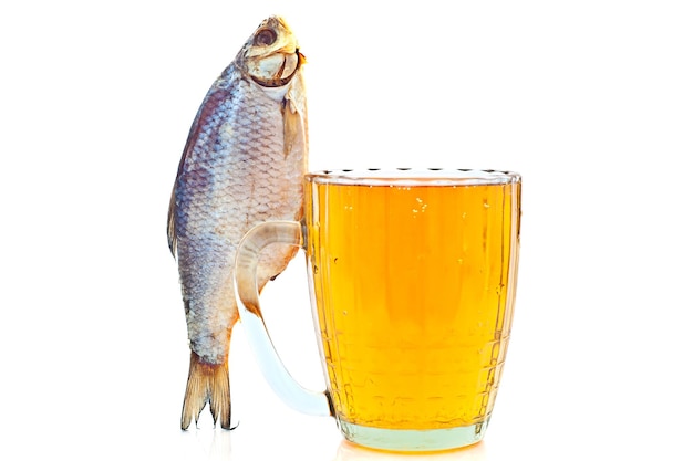 Gesalzener Fisch auf einem Bierkrug