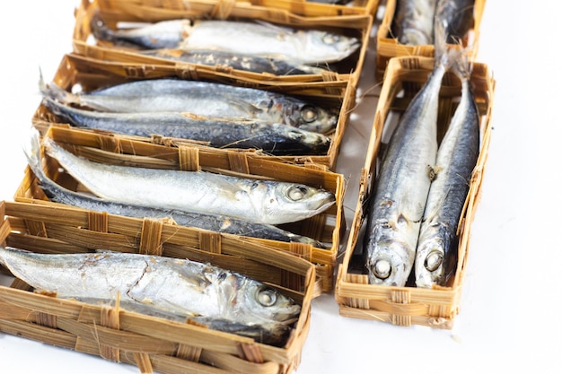 Gesalzener Fisch im Korbbambus isoliert auf weißem Hintergrund