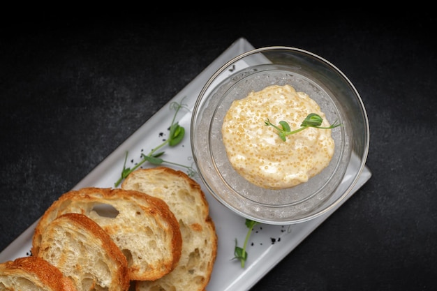 Gesalzener Hechtkaviar auf Eis mit Toast