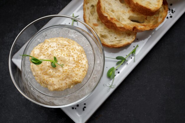 Foto gesalzener hechtkaviar auf eis mit toast